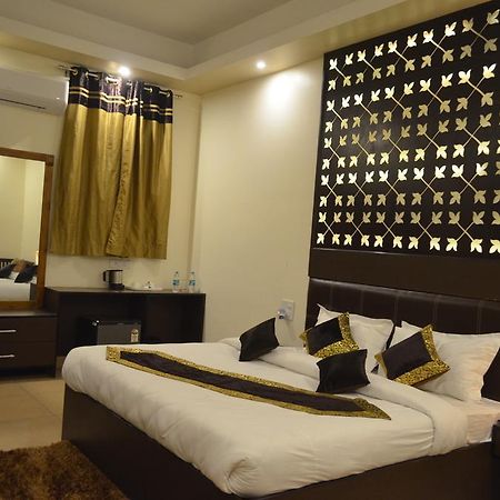 Отель Red Orchid Мератх Номер фото