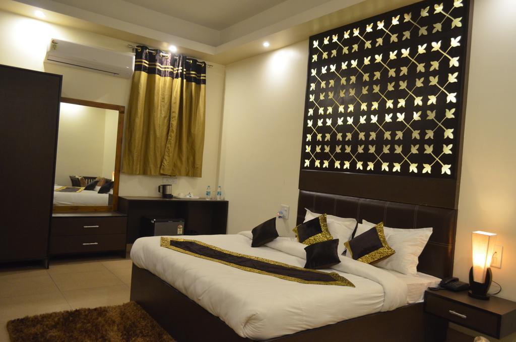 Отель Red Orchid Мератх Номер фото