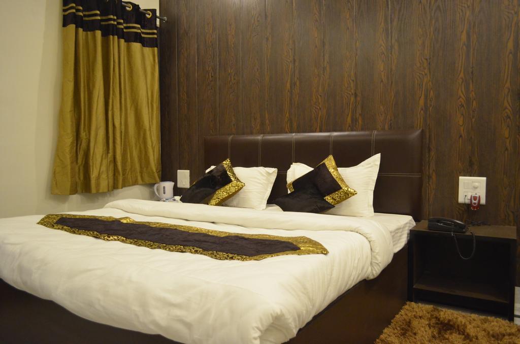 Отель Red Orchid Мератх Номер фото
